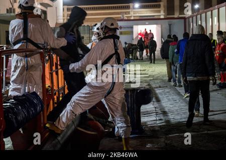 Eine Gruppe geretteter Migranten wurde in die Care Unit gebracht, wo sie vom Roten Kreuz betreut wurden. 18-12-2018, Malaga, Spanien. (Foto von Guillaume Pinon/NurPhoto) Stockfoto