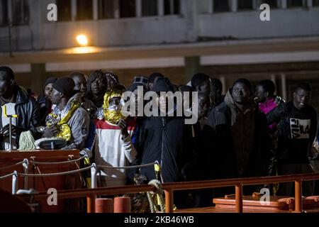 Eine Gruppe geretteter Migranten wartet an Bord des spanischen Seeschiffs, bevor sie zur Versorgungseinheit des Roten Kreuzes gebracht wird. 18-12-2018, Malaga, Spanien. (Foto von Guillaume Pinon/NurPhoto) Stockfoto