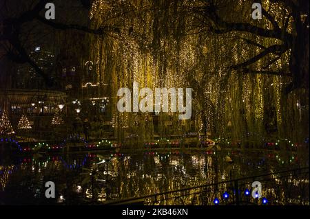 Ein Blick auf den Weihnachtsmarkt in den Tivoli-Gärten in Kopenhagen, Dänemark, am 14. Dezember 2018. Weihnachten in den Tivoli-Gärten ist Tradition unter den Kopenhagener und zweifellos der Weihnachtsmarkt Nummer 1 der Stadt. (Foto von Manuel Romano/NurPhoto) Stockfoto