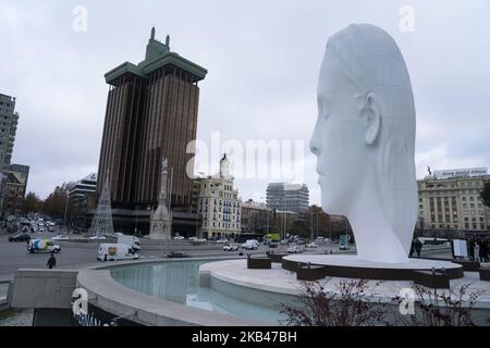 Die Präsentationsskulptur Julia von 12 Metern Höhe von Jaume Plensa, einem Katalanen, auf der Plaza de Colon in Madrid, Spanien, Mittwoch, 20. Dezember 2018. Die Skulptur wird ab Dezember 20 für ein Jahr auf dem alten Sockel, auf dem sich die Kolumbus-Statue befindet, ausgestellt. (Foto von Oscar Gonzalez/NurPhoto) Stockfoto