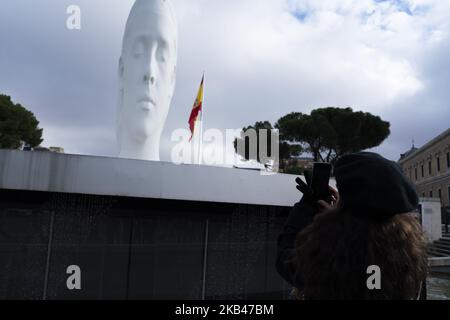 Die Präsentationsskulptur Julia von 12 Metern Höhe von Jaume Plensa, einem Katalanen, auf der Plaza de Colon in Madrid, Spanien, Mittwoch, 20. Dezember 2018. Die Skulptur wird ab Dezember 20 für ein Jahr auf dem alten Sockel, auf dem sich die Kolumbus-Statue befindet, ausgestellt. (Foto von Oscar Gonzalez/NurPhoto) Stockfoto