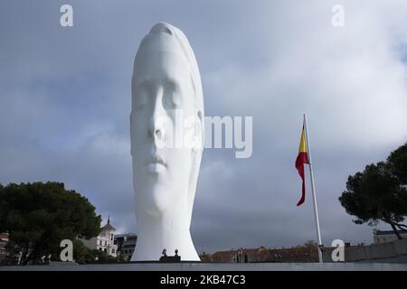 Die Präsentationsskulptur Julia von 12 Metern Höhe von Jaume Plensa, einem Katalanen, auf der Plaza de Colon in Madrid, Spanien, Mittwoch, 20. Dezember 2018. Die Skulptur wird ab Dezember 20 für ein Jahr auf dem alten Sockel, auf dem sich die Kolumbus-Statue befindet, ausgestellt. (Foto von Oscar Gonzalez/NurPhoto) Stockfoto