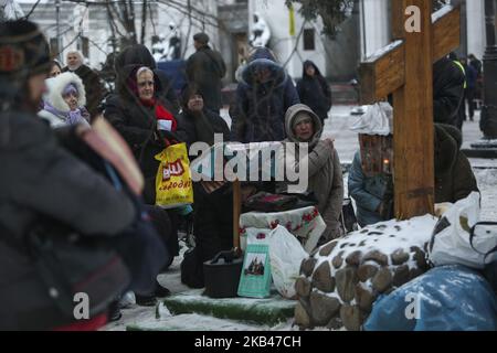 Ukrainische Gläubige der Ukrainischen Orthodoxen Kirche des Moskauer Patriarchats beten am 20. Dezember 2018 vor dem parlamentsgebäude in Kiew, Ukraine. Die Gesetzgeber von Werchowna Rada (ukrainisches Parlament) stimmten für den Gesetzesentwurf, nach dem die Moskauer Patriarchatskirche ihren Namen ändern und ihre Zugehörigkeit zu Russland angeben sollte. (Foto von Sergii Chartschenko/NurPhoto) Stockfoto