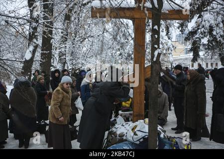 Ukrainische Gläubige der Ukrainischen Orthodoxen Kirche des Moskauer Patriarchats beten am 20. Dezember 2018 vor dem parlamentsgebäude in Kiew, Ukraine. Die Gesetzgeber von Werchowna Rada (ukrainisches Parlament) stimmten für den Gesetzesentwurf, nach dem die Moskauer Patriarchatskirche ihren Namen ändern und ihre Zugehörigkeit zu Russland angeben sollte. (Foto von Sergii Chartschenko/NurPhoto) Stockfoto