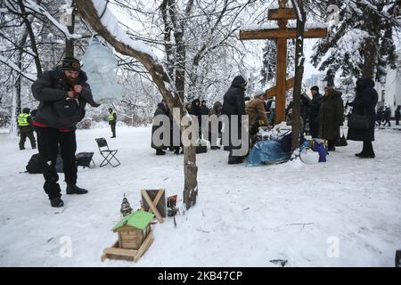 Ukrainische Gläubige der Ukrainischen Orthodoxen Kirche des Moskauer Patriarchats beten am 20. Dezember 2018 vor dem parlamentsgebäude in Kiew, Ukraine. Die Gesetzgeber von Werchowna Rada (ukrainisches Parlament) stimmten für den Gesetzesentwurf, nach dem die Moskauer Patriarchatskirche ihren Namen ändern und ihre Zugehörigkeit zu Russland angeben sollte. (Foto von Sergii Chartschenko/NurPhoto) Stockfoto