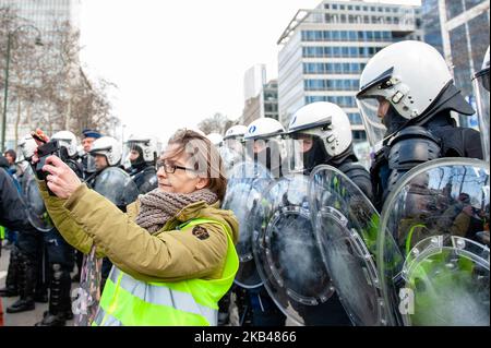 Gelbe Weste (Gilet Jaune) demonstrieren am 22. Dezember 2018 in Brüssel, Belgien. Nicht einmal nachdem der belgische Premierminister Charles Michel seinen Rücktritt angeboten hat, wollen die belgischen Gelbwesten weiterhin demonstrieren und um niedrigere Steuern und mehr Kaufkraft bitten. Rund hundert Gelbwesten nahmen an der spontanen Demonstration Teil, die in den sozialen Medien organisiert wurde. Irgendwann stoppte die Bereitschaftspolizei die Demonstration und von dort aus wurden die Teilnehmer bis zum Rogier-Platz eskortiert. An diesem Tag wurden keine Vorfälle gemeldet. (Foto von Romy Arroyo Fernandez/NurPhoto) Stockfoto