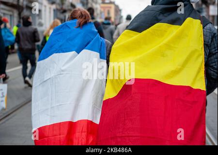 Gelbe Weste (Gilet Jaune) demonstrieren am 22. Dezember 2018 in Brüssel, Belgien. Nicht einmal nachdem der belgische Premierminister Charles Michel seinen Rücktritt angeboten hat, wollen die belgischen Gelbwesten weiterhin demonstrieren und um niedrigere Steuern und mehr Kaufkraft bitten. Rund hundert Gelbwesten nahmen an der spontanen Demonstration Teil, die in den sozialen Medien organisiert wurde. Irgendwann stoppte die Bereitschaftspolizei die Demonstration und von dort aus wurden die Teilnehmer bis zum Rogier-Platz eskortiert. An diesem Tag wurden keine Vorfälle gemeldet. (Foto von Romy Arroyo Fernandez/NurPhoto) Stockfoto