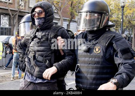 Mitglieder der radikalen Linken, die von den katalanischen Separatisten der CDR (Komitees der Verteidigung der Republik) einberufen wurden, treffen sich stundenlang in Barcelona mit der Polizei, als Reaktion auf das Treffen des Rates der spanischen Minister in Barcelona, Katalonien, Spanien, am 21.. Dezember 2018 (Foto: Miquel Llop/NurPhoto) Stockfoto