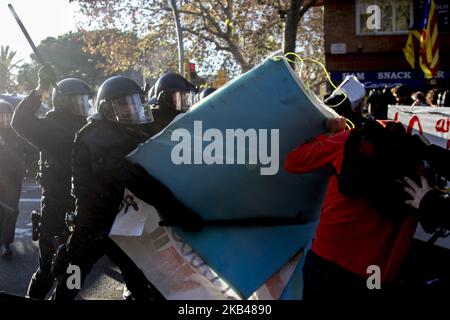 Mitglieder der radikalen Linken, die von den katalanischen Separatisten der CDR (Komitees der Verteidigung der Republik) einberufen wurden, treffen sich stundenlang in Barcelona mit der Polizei, als Reaktion auf das Treffen des Rates der spanischen Minister in Barcelona, Katalonien, Spanien, am 21.. Dezember 2018 (Foto: Miquel Llop/NurPhoto) Stockfoto