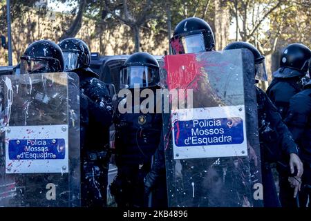 Mitglieder der radikalen Linken, die von den katalanischen Separatisten der CDR (Komitees der Verteidigung der Republik) einberufen wurden, treffen sich stundenlang in Barcelona mit der Polizei, als Reaktion auf das Treffen des Rates der spanischen Minister in Barcelona, Katalonien, Spanien, am 21.. Dezember 2018 (Foto: Miquel Llop/NurPhoto) Stockfoto