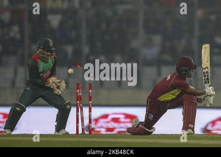 West Indies Cricketspieler Shai Hope wurde am 22. Dezember 2018 vom bangladeschischen Bowler Shakib Al Hasan beim dritten T20-Spiel zwischen Bangladesch und West Indies in Mirpur, Dhaka, Bangladesch, geduckt. (Foto von Ahmed Salahuddin/NurPhoto) Stockfoto