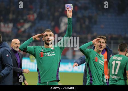 Federico Chiesa #25 von ACF Fiorentina und der Deutsche Pezzella #20 von ACF Fiorentina feiern am 22. Dezember 2018 im Stadio Giuseppe Meazza in Mailand einen Sieg am Ende der Serie Ein Spiel zwischen AC Milan und ACF Fiorentina. (Foto von Giuseppe Cottini/NurPhoto) Stockfoto