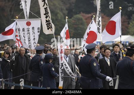 Die Wohlbehüter gehen hinein, bevor der japanische Kaiser Akihito mit seinen Familienmitgliedern auf dem Balkon des Kaiserpalastes erscheint, um den 85.. Geburtstag des Imperators am Sonntag, den 23. Dezember 2018 in Tokio zu feiern. Die Abdankung des Imperators wird am 30. April 2019 stattfinden, und sein ältester Sohn, Kronprinz Naruhito, wird am folgenden Tag auf den Thron gesetzt. Die Abdankung des Imperators erfolgt am 30. April 2019 und die Thronfolge seines ältesten Sohnes, Kronprinz Naruhito, am folgenden Tag, dem 1.. Mai 2019. (Foto von Richard Atrero de Guzman/NurPhoto) Stockfoto