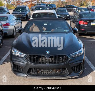 Ein schwarzes BMW Cabriolet zum Verkauf bei einem Händler in Monroeville, Pennsylvania, USA Stockfoto