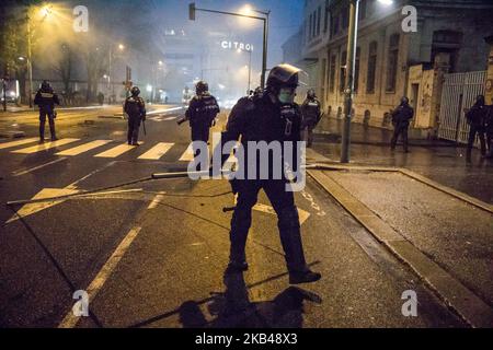 Sechster Tag der Gilets Jaune (Gelbwesten)-Demonstration in Lyon, Frankreich, 22. Dezember 2018. Die Demonstration wurde zu einem Zusammenstoß mit der Polizei, und die Demonstranten versuchten, Barrikaden in den Straßen der Stadt einzurichten, bevor sie von der Polizei mit Tränengas zurückgedrängt wurden. (Foto von Nicolas Liponne/NurPhoto) Stockfoto