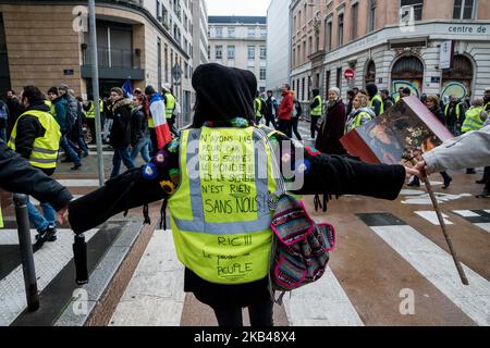 Sechster Tag der Gilets Jaune (Gelbwesten)-Demonstration in Lyon, Frankreich, 22. Dezember 2018. Die Demonstration wurde zu einem Zusammenstoß mit der Polizei, und die Demonstranten versuchten, Barrikaden in den Straßen der Stadt einzurichten, bevor sie von der Polizei mit Tränengas zurückgedrängt wurden. (Foto von Nicolas Liponne/NurPhoto) Stockfoto