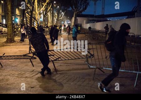 Sechster Tag der Gilets Jaune (Gelbwesten)-Demonstration in Lyon, Frankreich, 22. Dezember 2018. Die Demonstration wurde zu einem Zusammenstoß mit der Polizei, und die Demonstranten versuchten, Barrikaden in den Straßen der Stadt einzurichten, bevor sie von der Polizei mit Tränengas zurückgedrängt wurden. (Foto von Nicolas Liponne/NurPhoto) Stockfoto