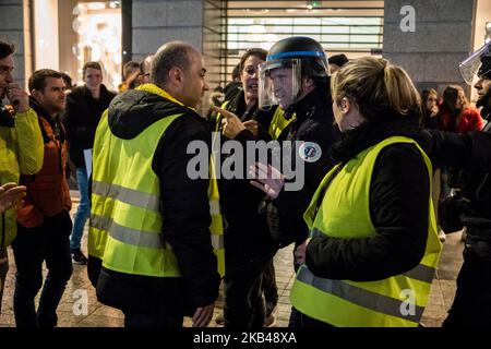 Sechster Tag der Gilets Jaune (Gelbwesten)-Demonstration in Lyon, Frankreich, 22. Dezember 2018. Die Demonstration wurde zu einem Zusammenstoß mit der Polizei, und die Demonstranten versuchten, Barrikaden in den Straßen der Stadt einzurichten, bevor sie von der Polizei mit Tränengas zurückgedrängt wurden. (Foto von Nicolas Liponne/NurPhoto) Stockfoto