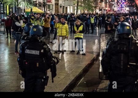 Sechster Tag der Gilets Jaune (Gelbwesten)-Demonstration in Lyon, Frankreich, 22. Dezember 2018. Die Demonstration wurde zu einem Zusammenstoß mit der Polizei, und die Demonstranten versuchten, Barrikaden in den Straßen der Stadt einzurichten, bevor sie von der Polizei mit Tränengas zurückgedrängt wurden. (Foto von Nicolas Liponne/NurPhoto) Stockfoto