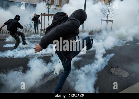 Sechster Tag der Gilets Jaune (Gelbwesten)-Demonstration in Lyon, Frankreich, 22. Dezember 2018. Die Demonstration wurde zu einem Zusammenstoß mit der Polizei, und die Demonstranten versuchten, Barrikaden in den Straßen der Stadt einzurichten, bevor sie von der Polizei mit Tränengas zurückgedrängt wurden. (Foto von Nicolas Liponne/NurPhoto) Stockfoto