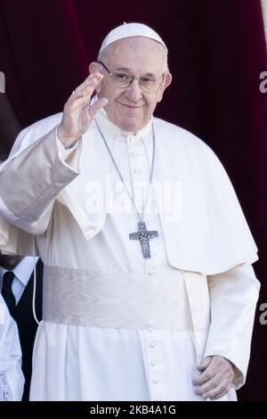 Papst Franziskus übergibt am Dienstag, den 25. Dezember 2018, den Weihnachtstag des Urbi et Orbi (lateinisch für „in die Stadt und die Welt“) vom Hauptbalkon des Petersdoms im Vatikan. (Foto von Massimo Valicchia/NurPhoto) Stockfoto