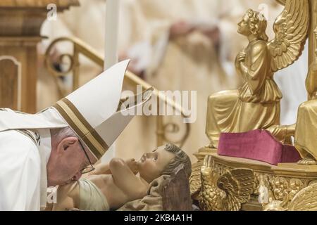 Papst Franziskus küsst eine Statue des Jesuskindes, während er am Montag, den 24. Dezember 2018, die Weihnachtsmesse in der Petersbasilika im Vatikan feiert. (Foto von Massimo Valicchia/NurPhoto) Stockfoto