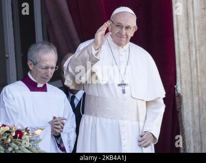 Papst Franziskus übergibt am Dienstag, den 25. Dezember 2018, den Weihnachtstag des Urbi et Orbi (lateinisch für „in die Stadt und die Welt“) vom Hauptbalkon des Petersdoms im Vatikan. (Foto von Massimo Valicchia/NurPhoto) Stockfoto