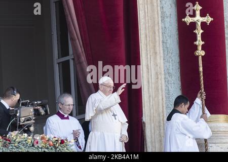 Papst Franziskus übergibt am Dienstag, den 25. Dezember 2018, den Weihnachtstag des Urbi et Orbi (lateinisch für „in die Stadt und die Welt“) vom Hauptbalkon des Petersdoms im Vatikan. (Foto von Massimo Valicchia/NurPhoto) Stockfoto