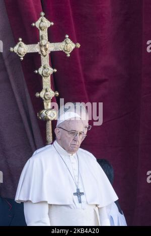 Papst Franziskus übergibt am Dienstag, den 25. Dezember 2018, den Weihnachtstag des Urbi et Orbi (lateinisch für „in die Stadt und die Welt“) vom Hauptbalkon des Petersdoms im Vatikan. (Foto von Massimo Valicchia/NurPhoto) Stockfoto