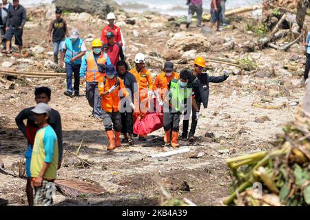 Rettungskräfte tragen die Leichen der Tsunami-Opfer im Tanjung Lesung Beach Resort, Indonesien, Montag, den 24. Dezember 2018. Ärzte arbeiten daran, Überlebenden zu helfen, und Rettungskräfte suchen nach weiteren Opfern eines tödlichen Tsunamis, der entlang einer indonesischen Meerenge in Strandgebäude einschlug. Die Wellen, die am Samstagabend verängstigte Menschen ins Meer fegten, folgten einem Ausbruch auf Anak Krakatau, einer der berüchtigtsten Vulkaninseln der Welt. Dasril Roszandi (Foto von Dasril Roszandi/NurPhoto) Stockfoto