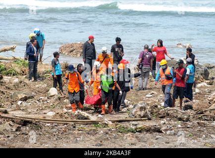 Rettungskräfte tragen die Leichen der Tsunami-Opfer im Tanjung Lesung Beach Resort, Indonesien, Montag, den 24. Dezember 2018. Ärzte arbeiten daran, Überlebenden zu helfen, und Rettungskräfte suchen nach weiteren Opfern eines tödlichen Tsunamis, der entlang einer indonesischen Meerenge in Strandgebäude einschlug. Die Wellen, die am Samstagabend verängstigte Menschen ins Meer fegten, folgten einem Ausbruch auf Anak Krakatau, einer der berüchtigtsten Vulkaninseln der Welt. Dasril Roszandi (Foto von Dasril Roszandi/NurPhoto) Stockfoto