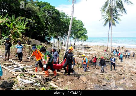 Rettungskräfte tragen die Leichen der Tsunami-Opfer im Tanjung Lesung Beach Resort, Indonesien, Montag, den 24. Dezember 2018. Ärzte arbeiten daran, Überlebenden zu helfen, und Rettungskräfte suchen nach weiteren Opfern eines tödlichen Tsunamis, der entlang einer indonesischen Meerenge in Strandgebäude einschlug. Die Wellen, die am Samstagabend verängstigte Menschen ins Meer fegten, folgten einem Ausbruch auf Anak Krakatau, einer der berüchtigtsten Vulkaninseln der Welt. Dasril Roszandi (Foto von Dasril Roszandi/NurPhoto) Stockfoto