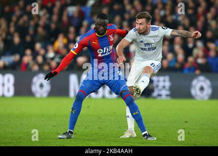 Cheikhou Kouyate von L-R Crystal Palace und Joe Ralls von Cardiff City während der englischen Premier League zwischen Crystal Palace und Cardiff City am 26. Dezember 2018 im Selhurst Park Stadion in London, England. (Foto von Action Foto Sport/NurPhoto) Stockfoto