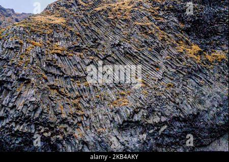 Der schwarze Sandstrand Reynisfjara ist am 17. Dezember 2018 an der Südküste bei Vik, Island, zu sehen. Die Wellen des Atlantischen Ozeans schlagen in enorme Basaltstapel. (Foto von Patrick Gorski/NurPhoto) Stockfoto