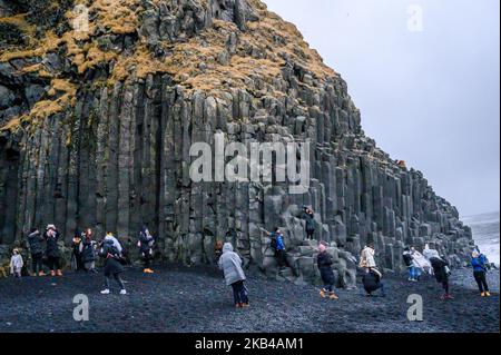 Der schwarze Sandstrand Reynisfjara ist am 17. Dezember 2018 an der Südküste bei Vik, Island, zu sehen. Die Wellen des Atlantischen Ozeans schlagen in enorme Basaltstapel. (Foto von Patrick Gorski/NurPhoto) Stockfoto