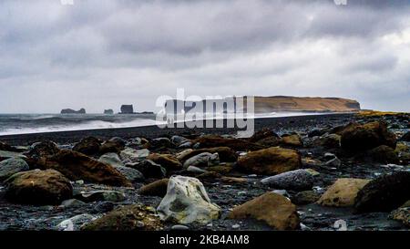 Der schwarze Sandstrand Reynisfjara ist am 17. Dezember 2018 an der Südküste bei Vik, Island, zu sehen. Die Wellen des Atlantischen Ozeans schlagen in enorme Basaltstapel. (Foto von Patrick Gorski/NurPhoto) Stockfoto