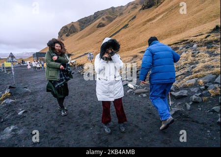 Der schwarze Sandstrand Reynisfjara ist am 17. Dezember 2018 an der Südküste bei Vik, Island, zu sehen. Die Wellen des Atlantischen Ozeans schlagen in enorme Basaltstapel. (Foto von Patrick Gorski/NurPhoto) Stockfoto