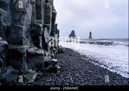 Der schwarze Sandstrand Reynisfjara ist am 17. Dezember 2018 an der Südküste bei Vik, Island, zu sehen. Die Wellen des Atlantischen Ozeans schlagen in enorme Basaltstapel. (Foto von Patrick Gorski/NurPhoto) Stockfoto