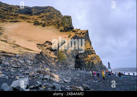 Der schwarze Sandstrand Reynisfjara ist am 17. Dezember 2018 an der Südküste bei Vik, Island, zu sehen. Die Wellen des Atlantischen Ozeans schlagen in enorme Basaltstapel. (Foto von Patrick Gorski/NurPhoto) Stockfoto