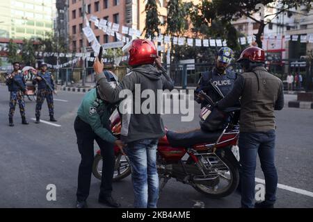 Polizei und Grenzschutz in Bangladesch sorgen vor den Parlamentswahlen 11. in Dhaka, Bangladesch, am 28. Dezember 2018 für Sicherheit auf der Straße (Foto: Kazi Salahuddin Razu/NurPhoto) Stockfoto