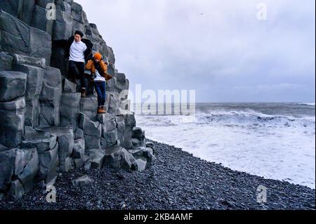 Der schwarze Sandstrand Reynisfjara ist am 17. Dezember 2018 an der Südküste bei Vik, Island, zu sehen. Die Wellen des Atlantischen Ozeans schlagen in enorme Basaltstapel. (Foto von Patrick Gorski/NurPhoto) Stockfoto