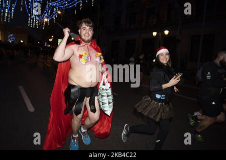 Teilnehmer in verschiedenen Kostümen nehmen am Rennen „San Silvestre Vallecana“ Teil, einem der beliebtesten Laufveranstaltungen, das jedes Jahr am 31.. Dezember 2018 in Madrid am 31. Dezember stattfindet. (Foto von Oscar Gonzalez/NurPhoto) Stockfoto