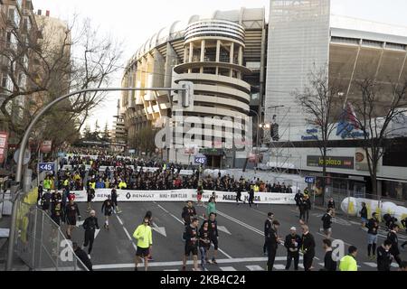 Amateurläufer San Silvestre Vallecana Rennen in Madrid, Spanien, 31. Dezember 2018. Dieser Spaßlauf wird drei Stunden vor dem internationalen Rennen von San Silvestre Vallecana organisiert, bei dem die internationalen Profisäufer gegeneinander starten. Insgesamt 42.500 Läufer, darunter Profisportler und Amateursportler, nehmen an dem traditionellen und berühmten 10-km-Rennen von Madrid mit dem Namen „San Silvestre Vallecana“ Teil, das jedes Jahr am 31.. Dezember, dem St. Silvestre saint's Day, in der spanischen Hauptstadt stattfindet. (Foto von Oscar Gonzalez/NurPhoto) Stockfoto