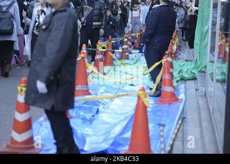 Polizisten stehen Wache vor einem Ort, an dem am 1. Januar 2019 in Harajuku, Tokio, Japan, ein Auto auf Fußgänger gepflügt wurde. Die Polizei verhaftete Kazuhiro Kusakabe, 21, der den Mietwagen mit einem Osaka-Nummernschild fuhr, wegen des Verdachts eines versuchten Mordes. (Foto von Richard Atrero de Guzman/NurPhoto) Stockfoto