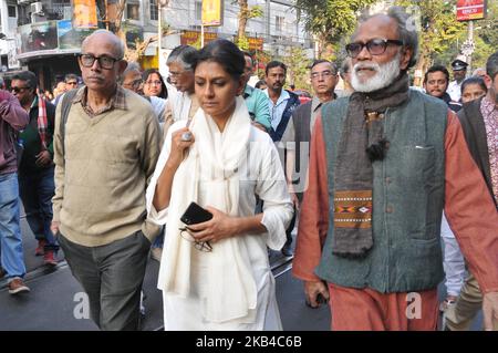 Schauspielerin Nandita das an der indischen Film Liebhaber und Prominente nehmen an der Beerdigung Prozession der legendären bengalischen Filmemacher Mrinal Sen, Er war am besten bekannt für seine Filme wie â €˜Baishey Sravanâ €™ und â €˜Bhuvan Shomeâ €™. Sen erhielt 18 National Awards, ein Zeitgenosse der gefeierten Filmemacher Satyajit Ray und Ritwik Ghatak, der mit dem National Award ausgezeichnete bengalische Filmemacher Mrinal Sen starb am 30. Dezember 2018. Sen starb am Sonntag um 10:30 Uhr an einem Herzinfarkt in seinem Wohnhaus in Bhowanipore. Die Beerdigung von Mrinal Sen fand in Kalkutta statt und wurde von einer Vielzahl von Politikern und Prominenten besucht Stockfoto