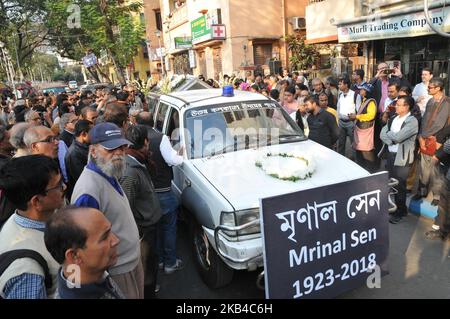 Indian Film Lover und Prominente nehmen an der Beerdigung Prozession der legendären bengalischen Filmemacher Mrinal Sen, Er war am besten bekannt für seine Filme wie â €˜Baishey Sravanâ €™ und â €˜Bhuvan Shomeâ €™. Sen erhielt 18 National Awards, ein Zeitgenosse der gefeierten Filmemacher Satyajit Ray und Ritwik Ghatak, der mit dem National Award ausgezeichnete bengalische Filmemacher Mrinal Sen starb am 30. Dezember 2018. Sen starb am Sonntag um 10:30 Uhr an einem Herzinfarkt in seinem Wohnhaus in Bhowanipore. Die Beerdigung von Mrinal Sen fand in Kalkutta und wurde von einer Vielzahl von Politikern und Prominenten besucht.Mrinal Senâ €™s Sohn Kuna Stockfoto