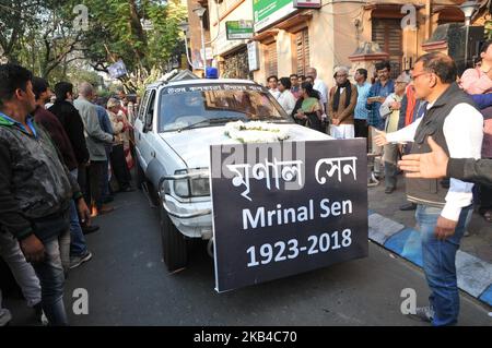 Indian Film Lover und Prominente nehmen an der Beerdigung Prozession der legendären bengalischen Filmemacher Mrinal Sen, Er war am besten bekannt für seine Filme wie â €˜Baishey Sravanâ €™ und â €˜Bhuvan Shomeâ €™. Sen erhielt 18 National Awards, ein Zeitgenosse der gefeierten Filmemacher Satyajit Ray und Ritwik Ghatak, der mit dem National Award ausgezeichnete bengalische Filmemacher Mrinal Sen starb am 30. Dezember 2018. Sen starb am Sonntag um 10:30 Uhr an einem Herzinfarkt in seinem Wohnhaus in Bhowanipore. Die Beerdigung von Mrinal Sen fand in Kalkutta und wurde von einer Vielzahl von Politikern und Prominenten besucht.Mrinal Senâ €™s Sohn Kuna Stockfoto