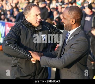 Southend, 01. Januar 2019 L-R Steve Lovell Manager von Gillinghands Shanks Hands mit Chris Powell Manager von Southend United während der Sky Bet League ein Spiel zwischen Southend United und Gillingham im Roots Hall Ground, Southend, England am 01. Januar 2019. (Foto von Action Foto Sport/NurPhoto) Stockfoto