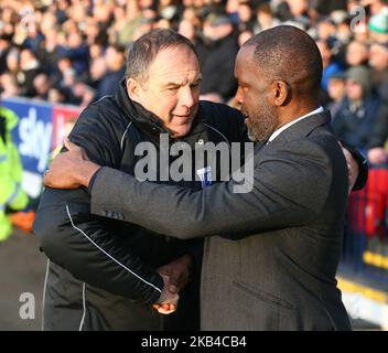 Southend, 01. Januar 2019 L-R Steve Lovell Manager von Gillinghands Shanks Hands mit Chris Powell Manager von Southend United während der Sky Bet League ein Spiel zwischen Southend United und Gillingham im Roots Hall Ground, Southend, England am 01. Januar 2019. (Foto von Action Foto Sport/NurPhoto) Stockfoto