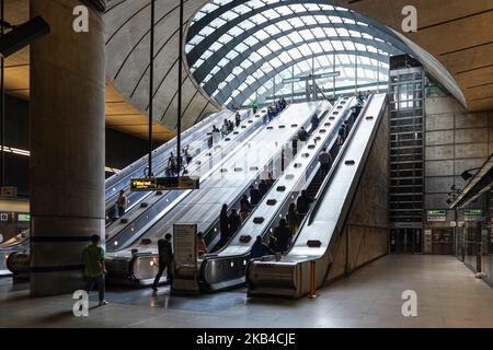 Leute auf Rolltreppen bei Canary Wharf U-Bahn, U-Bahn Station London England Vereinigtes Königreich Stockfoto